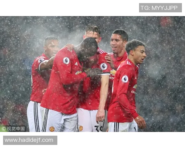 精彩足球壁纸尽在利物浦球队魅力展现，尽情享受红军风采与激情瞬间